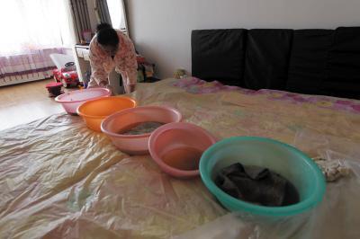 开阳楼上漏水，住户失联，小区没物管，业主维权难！律师来支招……